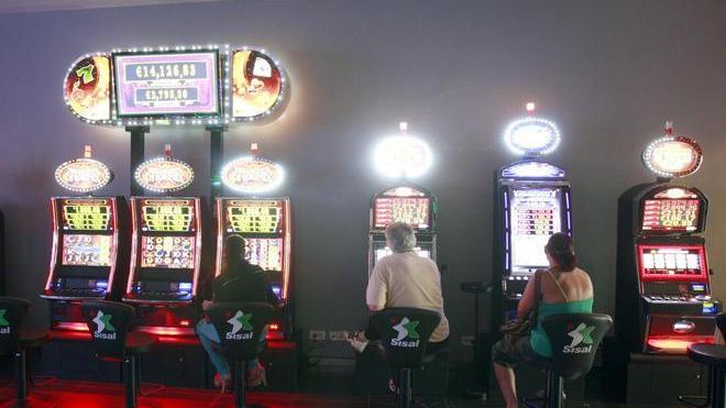 Rubano monete dalle slot machine della Sala Bingo: due arresti