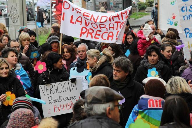 Le mamme protestano a favore dei bidelli e degli insegnanti 