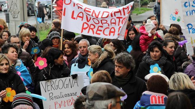 Le mamme protestano a favore dei bidelli e degli insegnanti