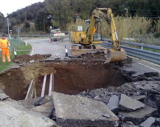 Un ponte di calcestruzzo per riaprire la strada del Piano 