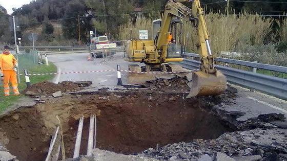 Un ponte di calcestruzzo per riaprire la strada del Piano