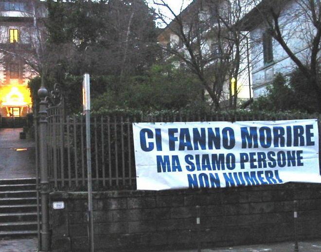 Striscione di protesta davanti all’ospedale