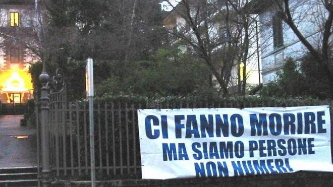 Striscione di protesta davanti all’ospedale