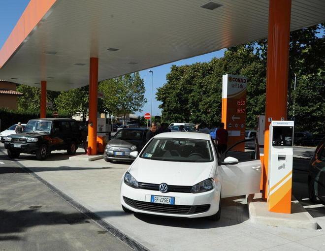 Conad manda in crisi i distributori di benzina 