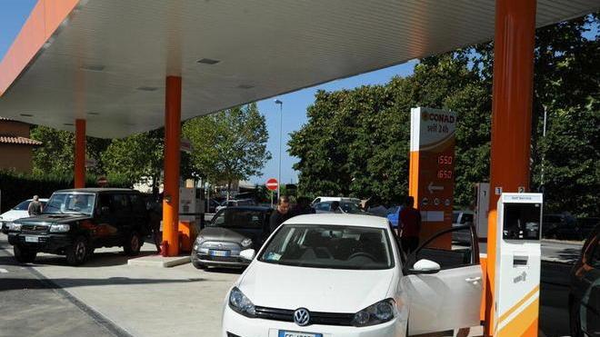 Conad manda in crisi i distributori di benzina