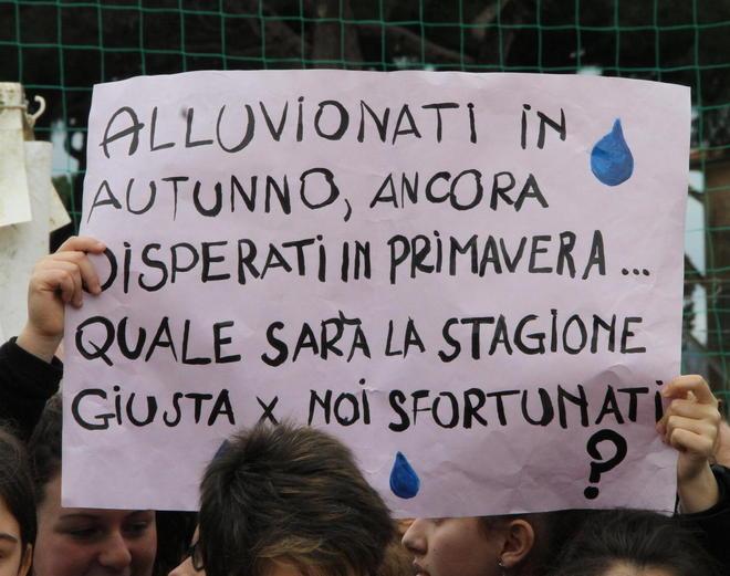 Striscioni, cartelli e slogan tra rabbia, voglia di certezze e un’amara ironia