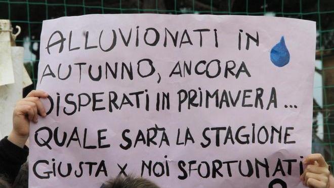 Striscioni, cartelli e slogan tra rabbia, voglia di certezze e un’amara ironia