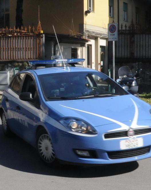 Perseguita e picchia l’ex, denunciato
