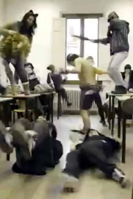 Ballano mascherati sui banchi delle scuole 
