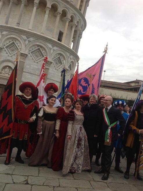Il Palio di Fucecchio conquista la torre pendente 