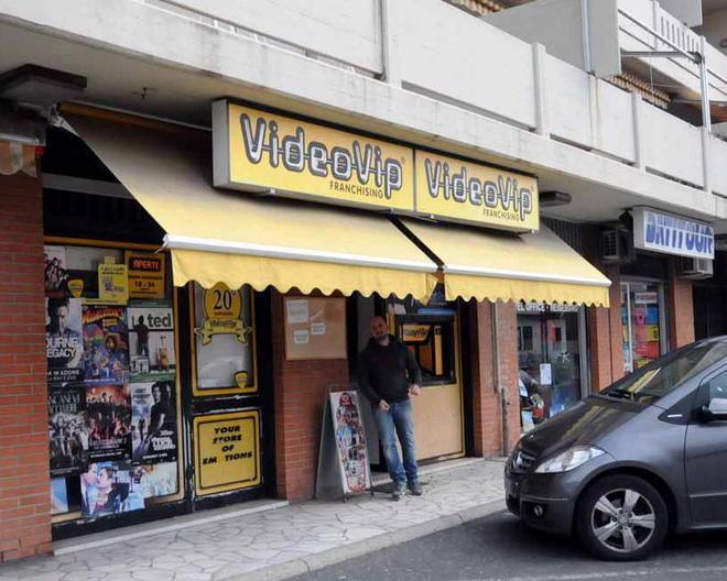 "Vado a fare un bancomat" e rapina un videonoleggio, arrestato 