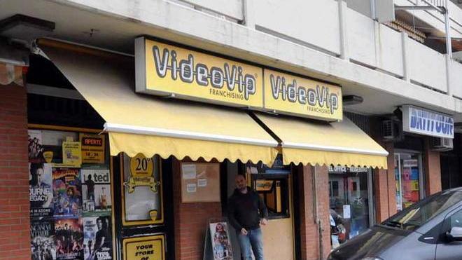 "Vado a fare un bancomat" e rapina un videonoleggio, arrestato