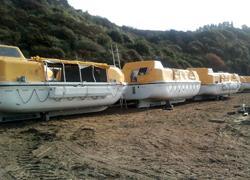 Scialuppe della Concordia ancora in spiaggia, proteste a Talamone 