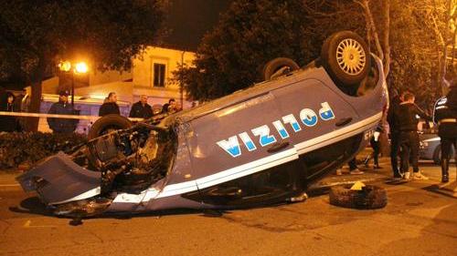 Auto della polizia ribaltata sul viale Carducci