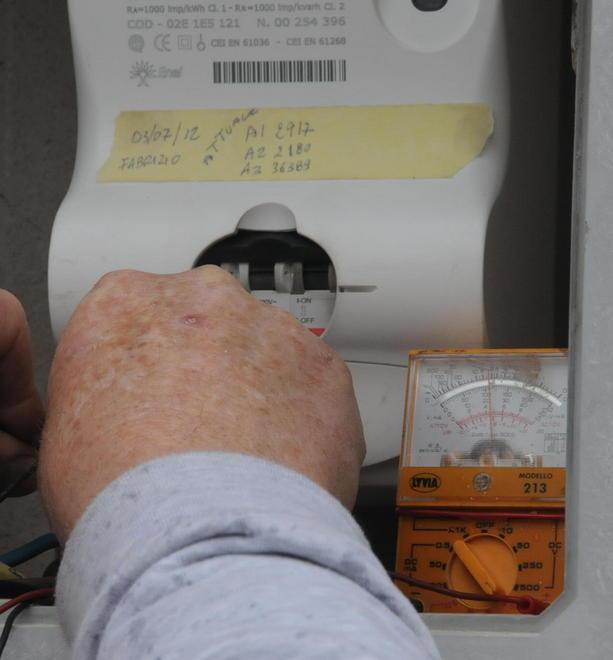 Tranciano i cavi, blackout informatico 