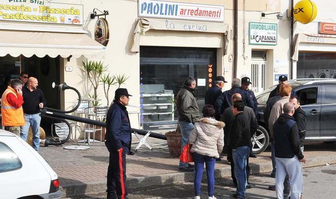 Va fuori strada e abbatte un palo 