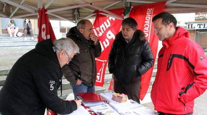 Duecento firme della Cgil contro i tagli al servizio 