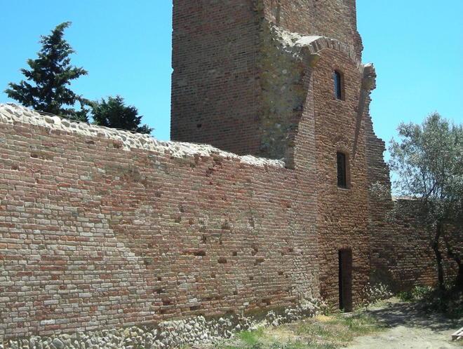 Vandali spaccano i proiettori spente le luci delle mura
