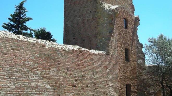 Vandali spaccano i proiettori spente le luci delle mura