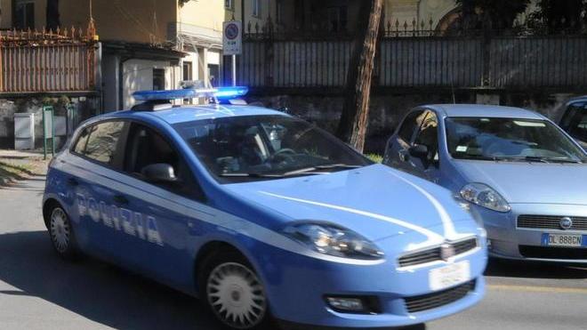 I ladri si calano da un buco nel tetto e squarciano la cassaforte