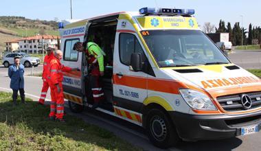 Gambe imprigionate in un macchinario, grave operaio 