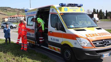 Gambe imprigionate in un macchinario, grave operaio