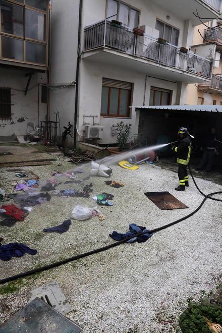Brucia un appartamento, ferita una donna 