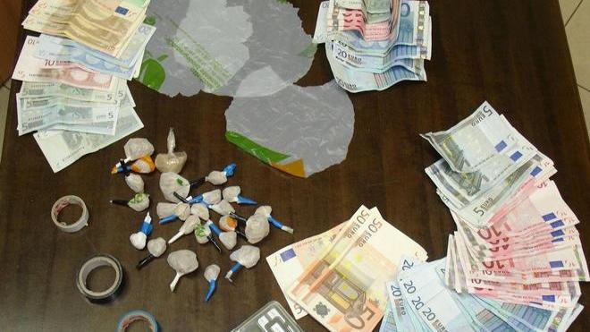 Spaccia eroina low cost a un diciassettenne: arrestato