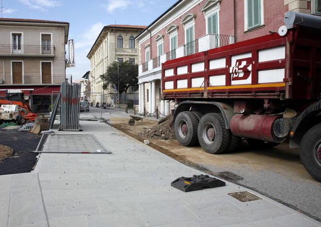 Piazza Shelley invade via IV novembre