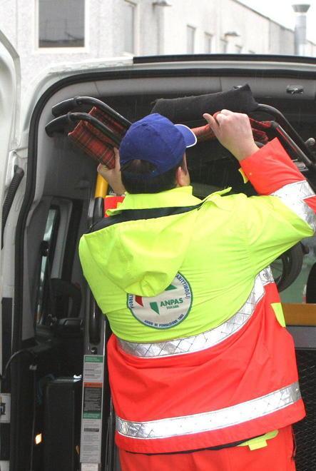 I vigili multano il furgone per il trasporto dei disabili
