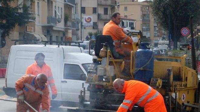 Ricoperte le buche al rondò, pronti altri interventi