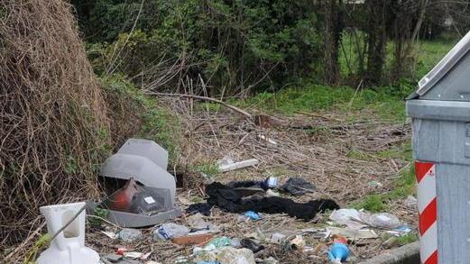 Rifiuti di ogni genere in via Francesconi