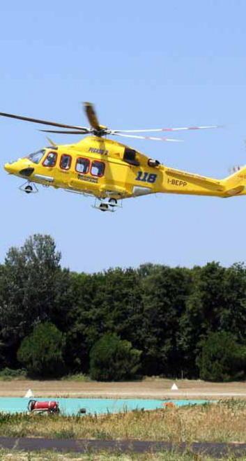 Grave uno studente travolto per strada da un furgone 