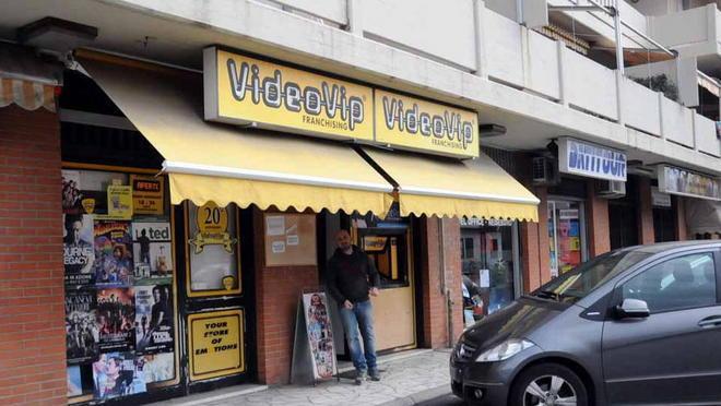 «Faccio un bancomat» e rapina una videoteca 