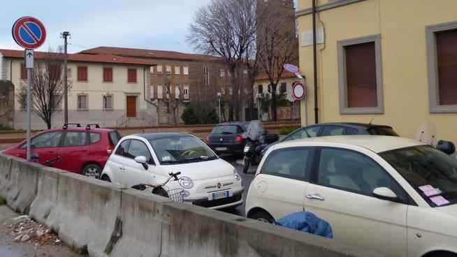 “Sequestra” 2 vigili sdraiandosi sotto la loro auto