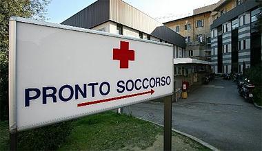Crolla un’impalcatura, feriti tre operai: due in prognosi riservata 
