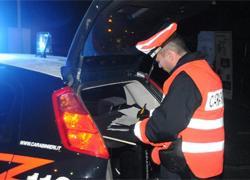Alcol e coca nel sangue, sfugge all’alt dei carabinieri e li aggredisce 