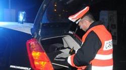 Alcol e coca nel sangue, sfugge all’alt dei carabinieri e li aggredisce