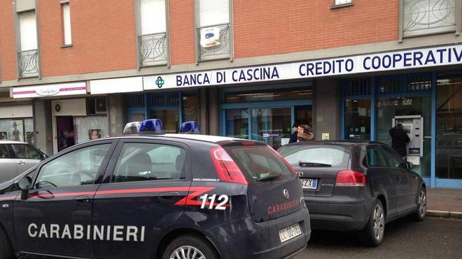 Due banditi rapinano una banca e fuggono a piedi