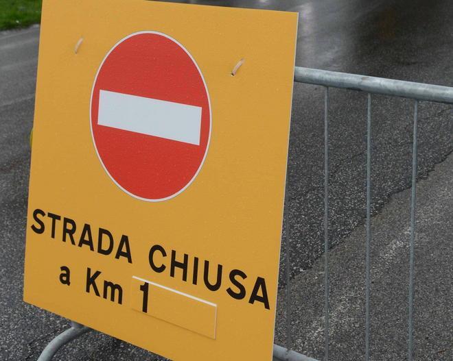 Dopo le frane per il maltempo riapre al traffico via Repubblica a Montecalvoli 