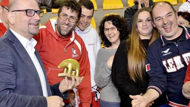 I tifosi del gruppo Le Mura consegnano il tapiro a Ricchini