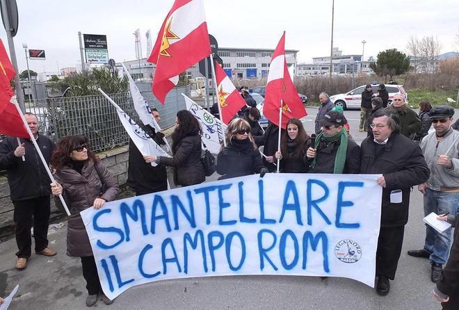 Rimosso per la seconda volta il ponticello del campo nomadi 