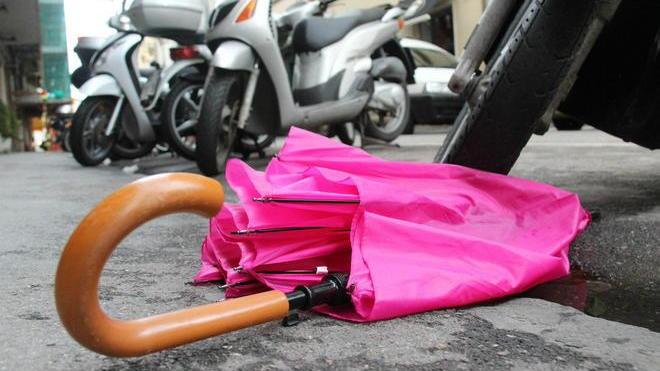 Sequestrati 150 ombrelli venduti senza autorizzazione
