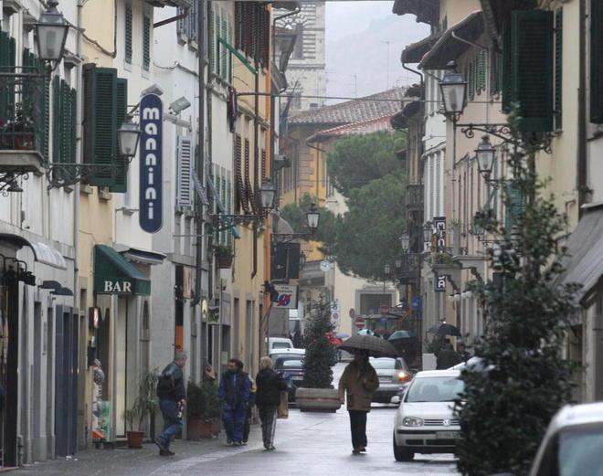 Ruba telefonini: fermato in via Santa Trinita 