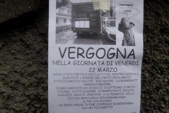 Muri tappezzati di volantini «Ecco le prove del trasloco»