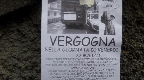 Muri tappezzati di volantini «Ecco le prove del trasloco»