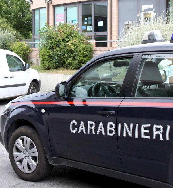 Minaccia il figliastro con l’accetta 