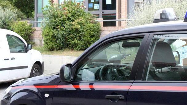 Minaccia il figliastro con l’accetta