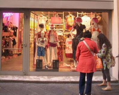 Quattro minorenni nei guai per furto di cosmetici 