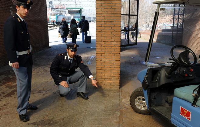 Minaccia di morte gli operai e rompe il braccio a un poliziotto 